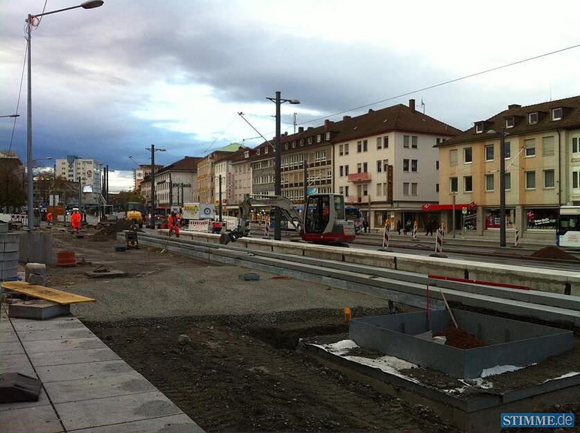 04.11.2013: Vor der Heilbronner Harmonie sind die Bauarbeiten noch in vollem Gange.