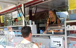 Die Brezeln, die Sina Fierling im Kiosk anbietet, waren schon am Morgen ausverkauft. Die Brezeln, die Sina Fierling im Kiosk anbietet, waren schon am Morgen ausverkauft.