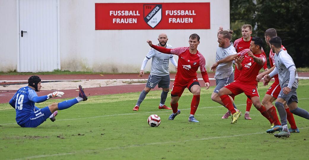 Ilshofens Torhüter Luis Rohn verhindert das 2:0 der Öhringer. Die TSG gewann aber auswärts mit 1:0.
Foto: Marc Schmerbeck