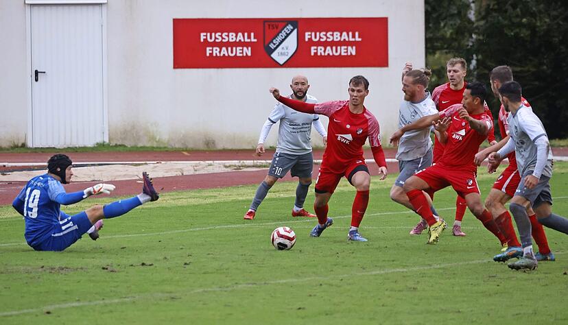 Ilshofens Torhüter Luis Rohn verhindert das 2:0 der Öhringer. Die TSG gewann aber auswärts mit 1:0.
Foto: Marc Schmerbeck
