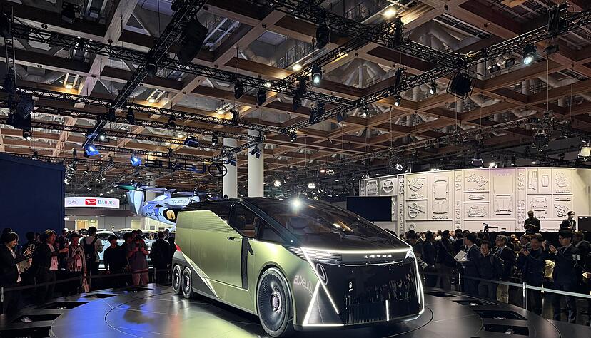 Lexus präsentierte den LS-Minivan mit sechs Rädern und viel Komfort. Lexus präsentierte den LS-Minivan mit sechs Rädern und viel Komfort.