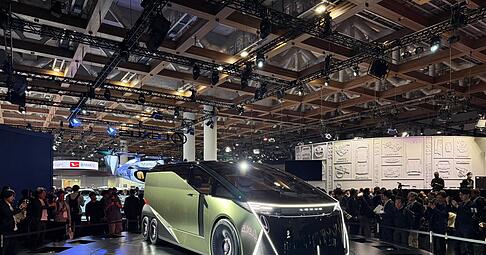 Lexus präsentierte den LS-Minivan mit sechs Rädern und viel Komfort. Lexus präsentierte den LS-Minivan mit sechs Rädern und viel Komfort.