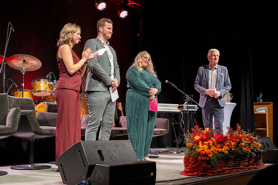 Die Kandidaten zeigen ihr Wissen über Weinbau und regionale Tradition. Moderiert wurde die Veranstaltung von Stimme-Chefredakteur Uwe Ralf Heer (rechts).