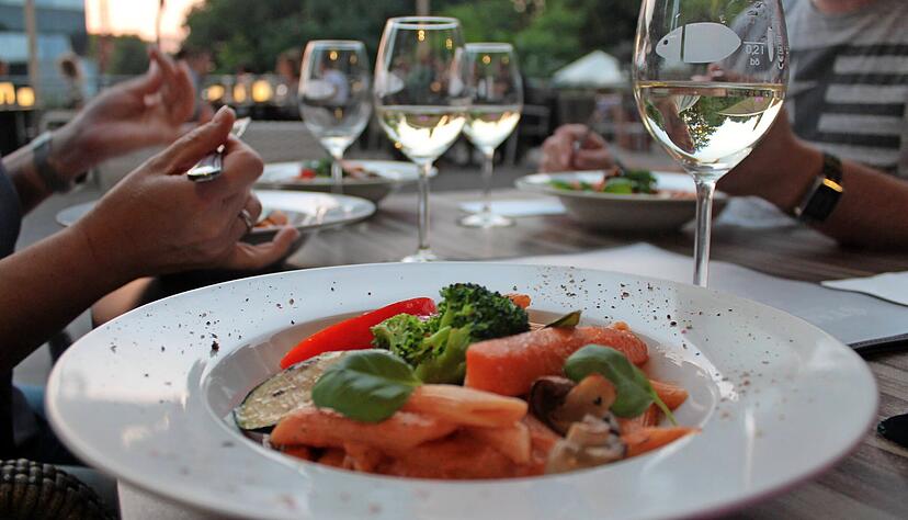Einfach mal ins Restaurant, um gut zu essen: Das könnte für viele Menschen zu teuer werden, wenn die Steuerermäßigung auslaufen sollte.  Foto: Archiv
