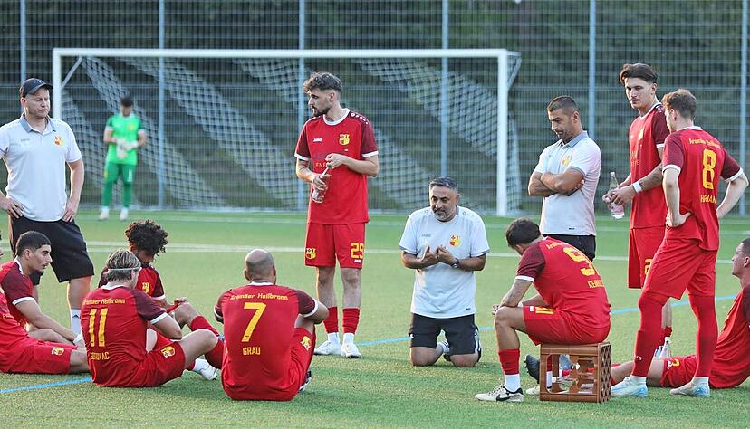 Die Aram&auml;er Heilbronn um Trainer-R&uuml;ckkehrer Daniel Maroge (knieend) z&auml;hlen in der Bezirksliga Franken zu den Favoriten auf die Meisterschaft.