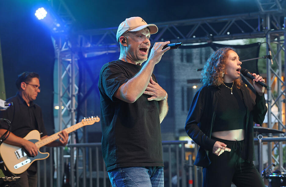 ... und Livemusik sorgen für eine gute Stimmung. Und das merkt man den Besuchern an. ... und Livemusik sorgen für eine gute Stimmung. Und das merkt man den Besuchern an.