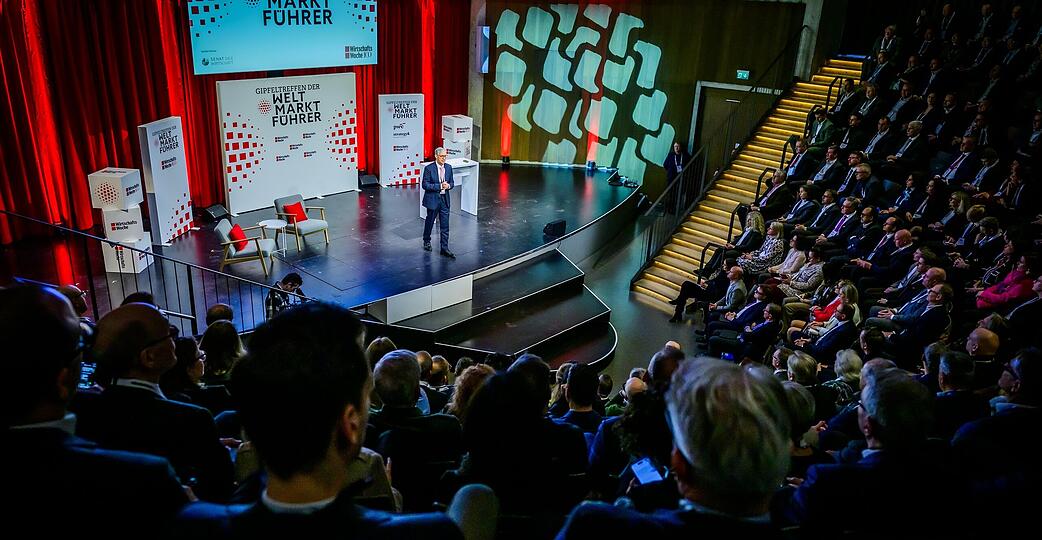 Zum Auftakt des Gipfeltreffens der Weltmarktf&uuml;hrer begr&uuml;&szlig;te Gr&uuml;nder Walter D&ouml;ring die mittelst&auml;ndische Unternehmer aus ganz Deutschland in Schw&auml;bisch Hall.