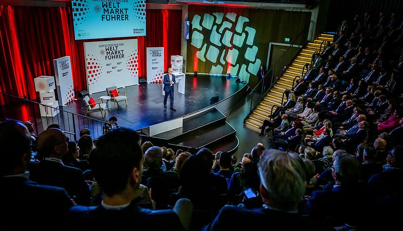 Zum Auftakt des Gipfeltreffens der Weltmarktf&uuml;hrer begr&uuml;&szlig;te Gr&uuml;nder Walter D&ouml;ring die mittelst&auml;ndische Unternehmer aus ganz Deutschland in Schw&auml;bisch Hall.