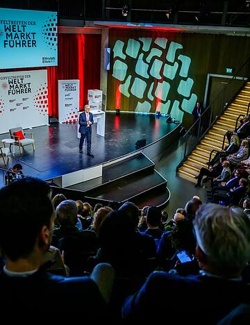 Zum Auftakt des Gipfeltreffens der Weltmarktf&uuml;hrer begr&uuml;&szlig;te Gr&uuml;nder Walter D&ouml;ring die mittelst&auml;ndische Unternehmer aus ganz Deutschland in Schw&auml;bisch Hall.