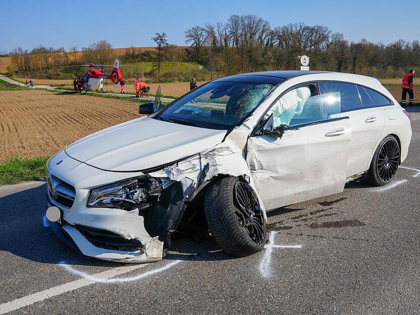 Auch ein Hubschrauber war im Einsatz und hat den Schwerverletzten in ein Krankenhaus geflogen.