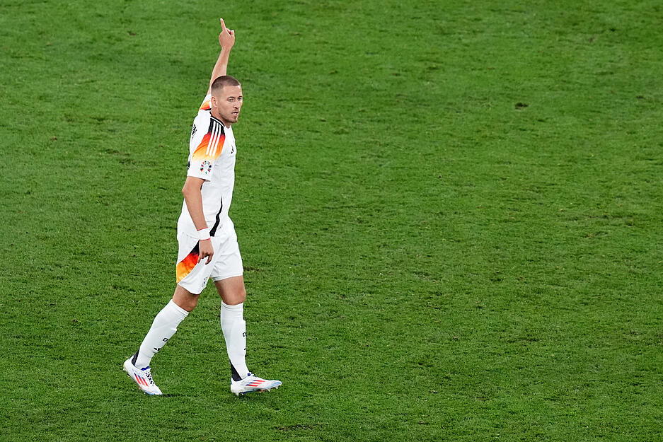 Ja, Waldemar Anton ist inzwischen auch Nationalspieler. Hier dirigiert er seine Teamgefährten im Achtelfinale der EM 2024.