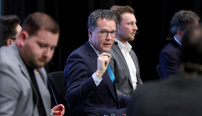 Harald Ebner reagiert auf viele der Aussagen der anderen Kandidaten auf der B&uuml;hne.