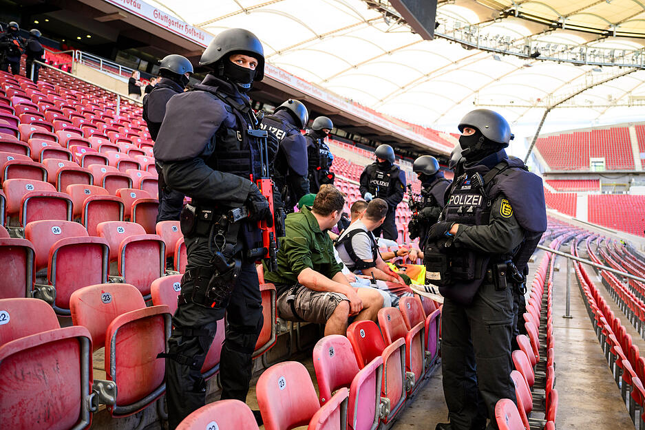 14.05.2024, Baden-Württemberg, Stuttgart: Die Polizei sichert bei einer praktische Übung einer Einsatzlage zur Fußball-Europameisterschaft einen Bereich mit verletzten Personen. Von den insgesamt 51 Spielbegegnungen finden fünf Partien in der Stuttgarter MHP Arena statt. Die Einsatzkräfte der Polizei, der Rettungsdienste und anderer Behörden und Organisationen mit Sicherheitsaufgaben bereiten sich mit der Übung intensiv auf die Veranstaltungen vor. (zu dpa: «Verfassungsschutz: Terroristen werben für Anschläge bei Fußball-EM») Foto: Tom Weller/dpa +++ dpa-Bildfunk +++