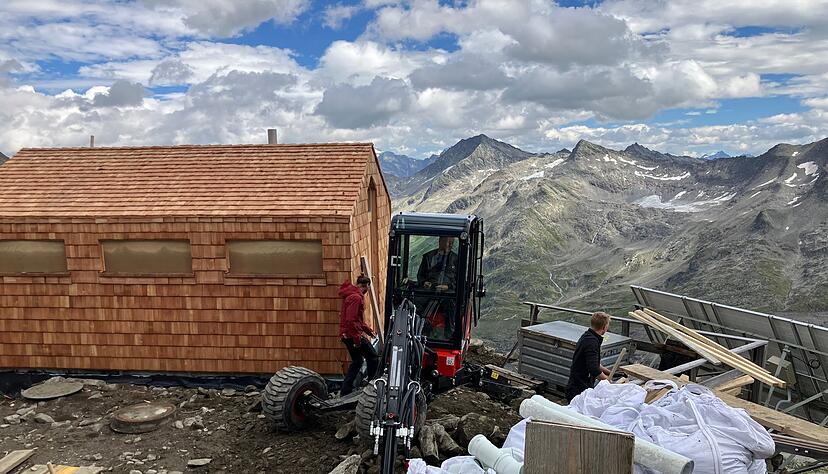 Auf der Neuen Prager Hütte gehts aufs Örtchen künftig wieder raus aus der warmen Hütte rüber zum Toilettenhäusl - noch ist das Baustelle. Auf der Neuen Prager Hütte gehts aufs Örtchen künftig wieder raus aus der warmen Hütte rüber zum Toilettenhäusl - noch ist das Baustelle.