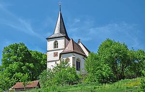 Die Kirche St. Martinus in Ailringen wurde 1621 erbaut. Der Friedhof mit seinen schlichten Eichenholzkreuzen gilt als Besonderheit.