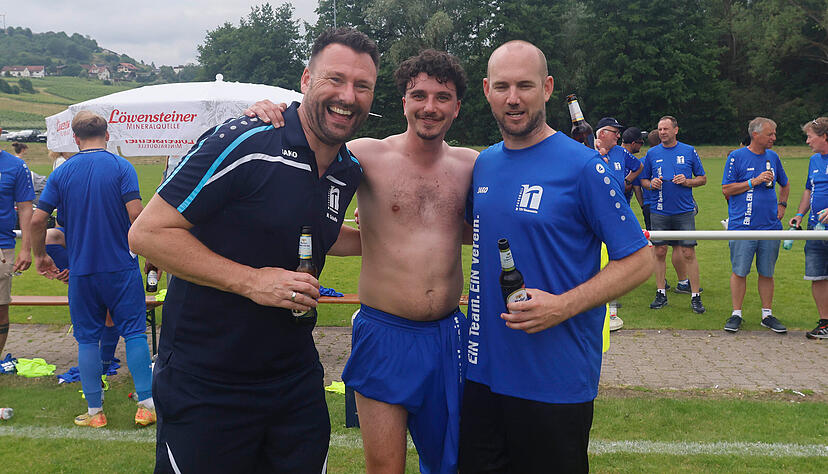 Trainer Michael Schaffer (von links), Oliver Schöne und Tobias Rimner beim Siegerbier.