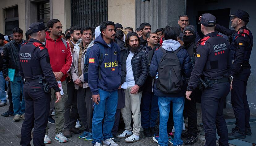 Vor den Konsulaten bilden sich lange Warteschlangen, weil irregul&auml;re Migranten Nachweise beschaffen m&uuml;ssen, um von dem Angebot der spanischen Regierung zu profitieren. (Archivbild)