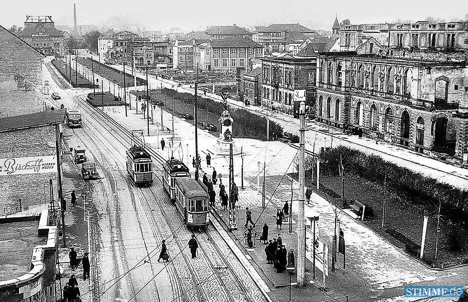 Die Allee-Haltestelle, rechts die zerst&ouml;rte Harmonie, um 1950.