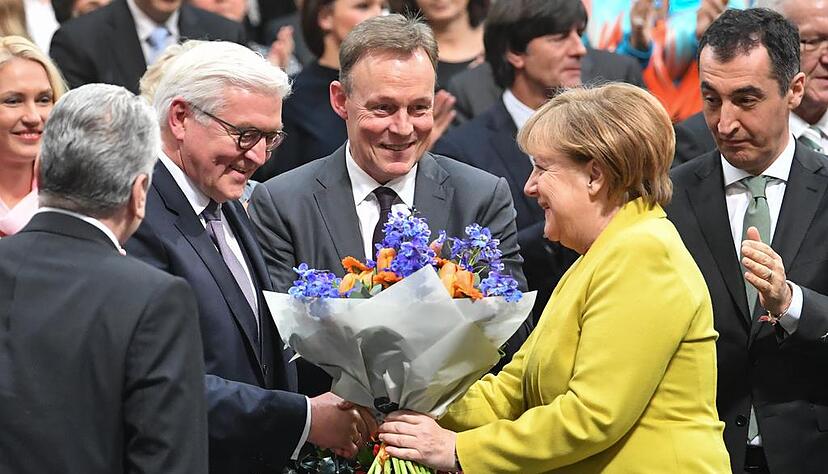 Bundeskanzlerin Angela Merkel &uuml;berreicht dem designierten Bundespr&auml;sident Frank-Walter Steinmeier(SPD), Blumen.