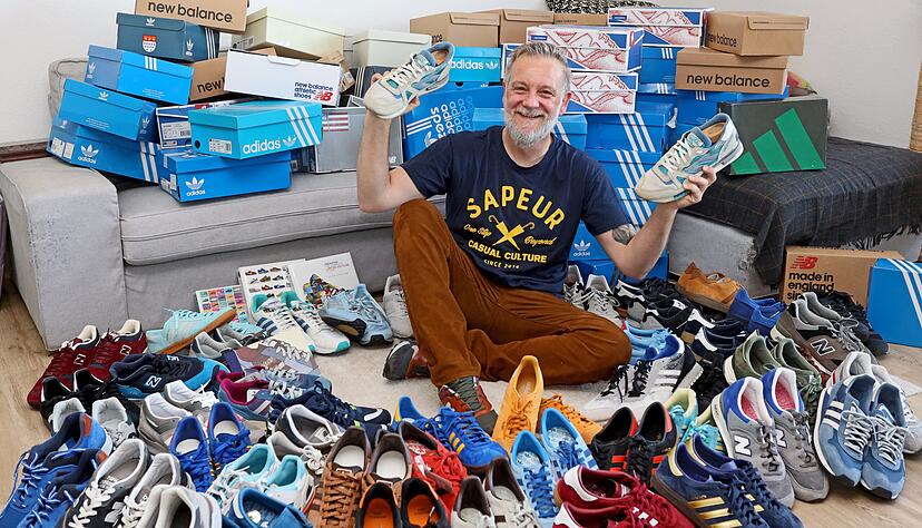 Schuhe sind Andreas Zwingmanns Leidenschaft. Die Sneaker in seinen Händen sind sein ältestes Modell aus den 80er-Jahren.
Foto: Ralf Seidel Schuhe sind Andreas Zwingmanns Leidenschaft. Die Sneaker in seinen Händen sind sein ältestes Modell aus den 80er-Jahren.
Foto: Ralf Seidel