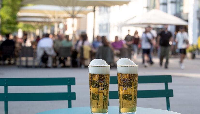 Gastronomen, die 2024 wieder Außenterrassen bewirtschaften, müssen wieder höhere Gebühren bezahlen. Das beschloss der Gemeinderat.
Foto: Archiv/Veigel