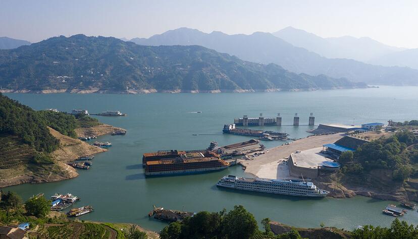 Boote und Schiffe liegen im Flussbecken von Zigui.