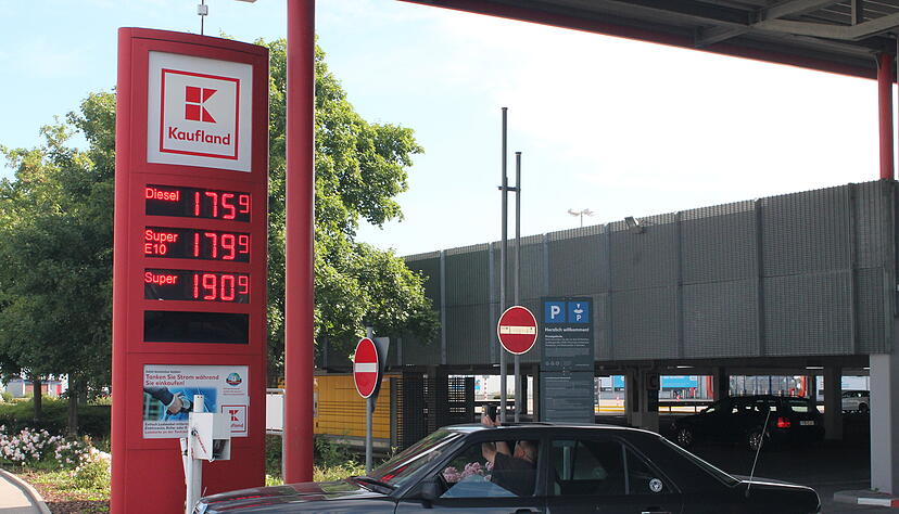 Fallende Preise: Ein Kunde fotografiert den Spritpreis an der Kaufland-Tankstelle in Neckarsulm. Ab 1. Juni gilt der Tankrabatt für drei Monate.