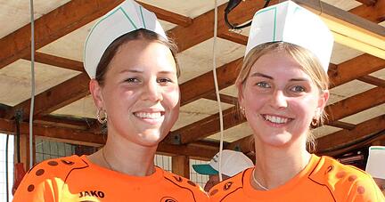 Vor dem Grill statt auf Torjagd: Anja Hügel (rechts) und Anna Schenkel.