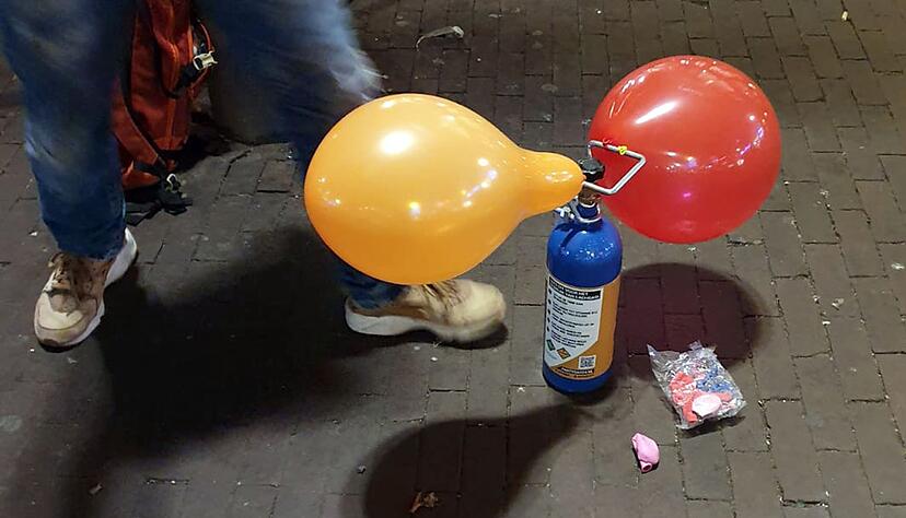 Lachgas-Rausch mit Folgen: Ein regelm&auml;&szlig;iger Konsum kann zu einer Nervensch&auml;digung und einem Vitamin-B12-Mangel f&uuml;hren.