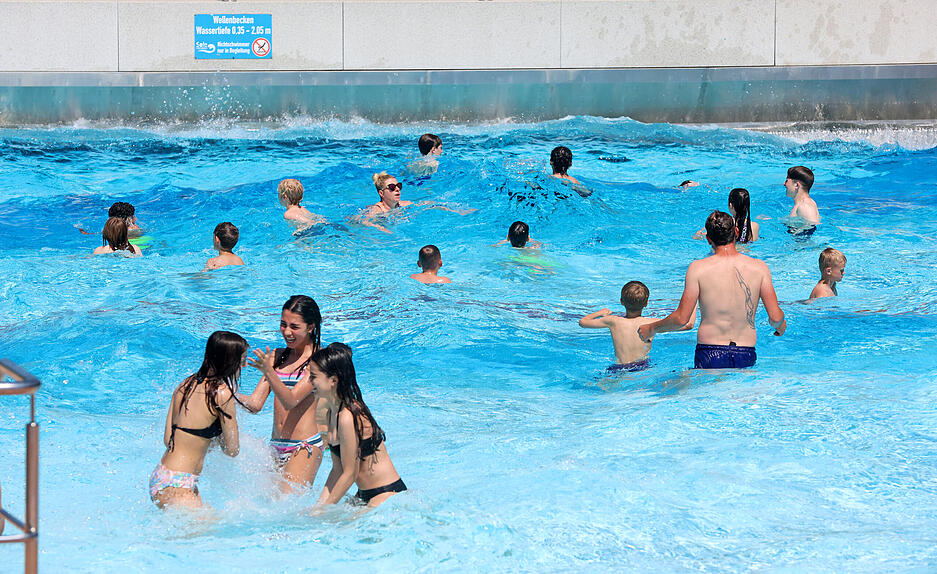 Ein Highlight im Solefreibad Bad Friedrichshall ist das Wellenbecken.