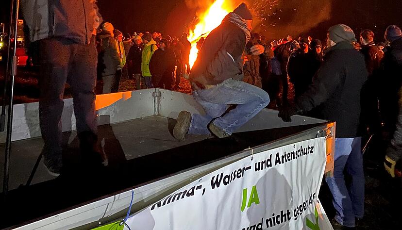 Bauern machen mit einem Mahnfeuer auf ihre Situation aufmerksam. Bauern machen mit einem Mahnfeuer auf ihre Situation aufmerksam.