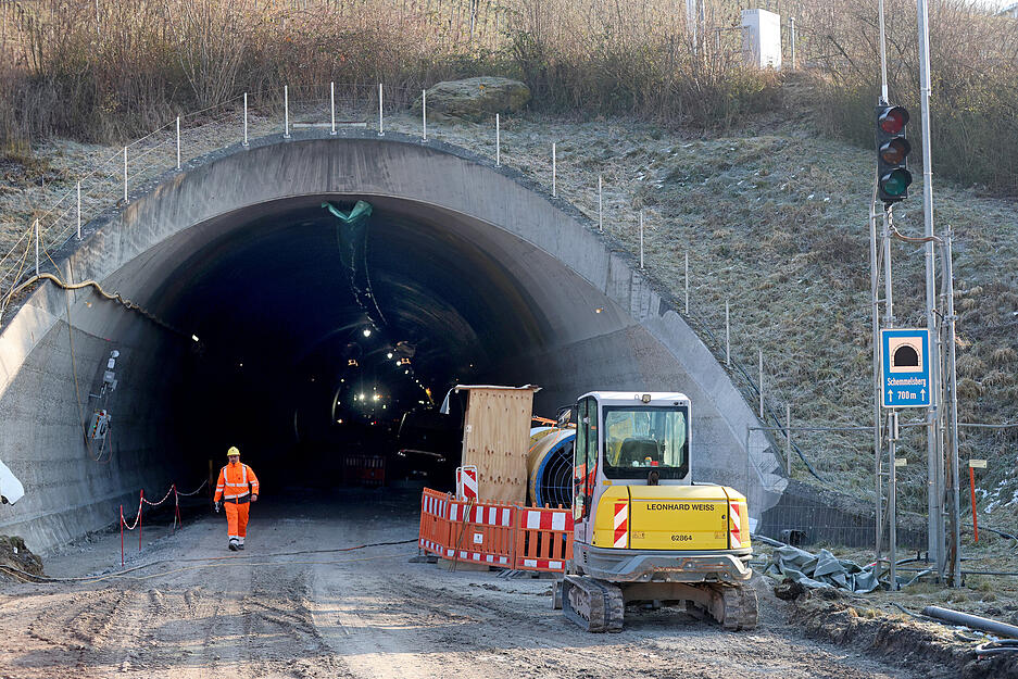 Die Röhre bekommt ein neues Notrufsystem sowie eine Video-, Lautsprecher- und Tunnelfunkanlage. Die Röhre bekommt ein neues Notrufsystem sowie eine Video-, Lautsprecher- und Tunnelfunkanlage.