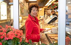 „Viele der Kollegen leben ja von der Hand in den Mund“, sagt Heidi Silzer-Mayer, die einen Currywurst-Stand betreibt. Foto: Andreas Veigel „Viele der Kollegen leben ja von der Hand in den Mund“, sagt Heidi Silzer-Mayer, die einen Currywurst-Stand betreibt. Foto: Andreas Veigel