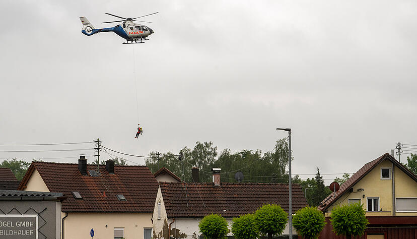 Bayern, Babenhausen: Aus einem Polizeihubschrauber wird ein Wasserretter abgeseilt. Nach den ergiebigen Regenfällen der letzten Tage gibt es Hochwasser in der Region. Bayern, Babenhausen: Aus einem Polizeihubschrauber wird ein Wasserretter abgeseilt. Nach den ergiebigen Regenfällen der letzten Tage gibt es Hochwasser in der Region.