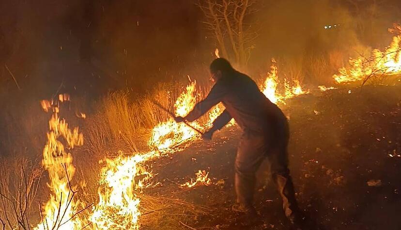 In Namibia kämpfen die Menschen gegen einen Brand im Etosha Nationalpark.