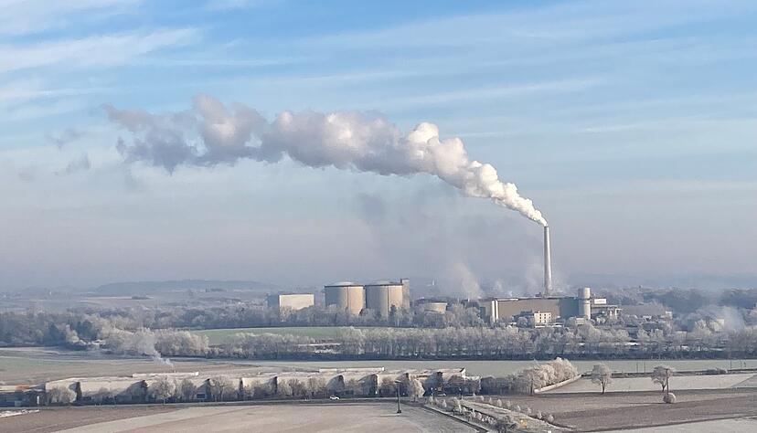 Aus dem Schornstein des Südzucker-Werks bei Offenau stieg länger Wasserdampf auf als geplant. Aus dem Schornstein des Südzucker-Werks bei Offenau stieg länger Wasserdampf auf als geplant.