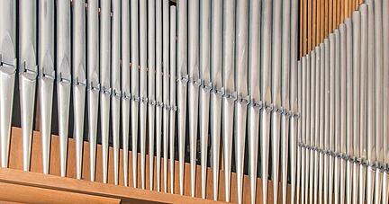 Pfarrer Michael Donnerbauer (links) und Organist Peter Hawighorst erinnern sich an viele sch&ouml;ne musikalische Momente in der Mari&auml;-Himmelfahrt-Kirche. Aber die Orgel hat immer h&auml;ufiger H&auml;nger und erzeugt Misst&ouml;ne.
Foto: Lina Bihr