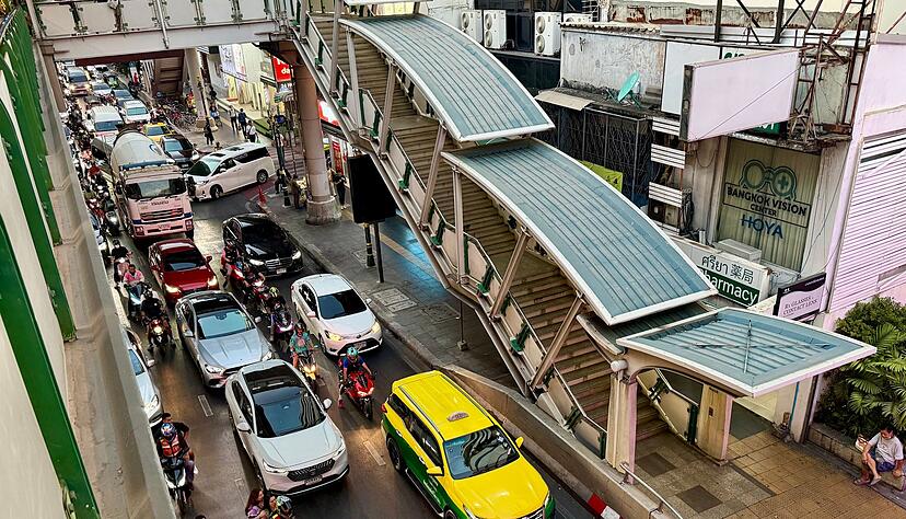 Die unz&auml;hligen Autos und Motorr&auml;der auf den Stra&szlig;en Bangkoks sind eine der Hauptursachen f&uuml;r die dicke Luft.