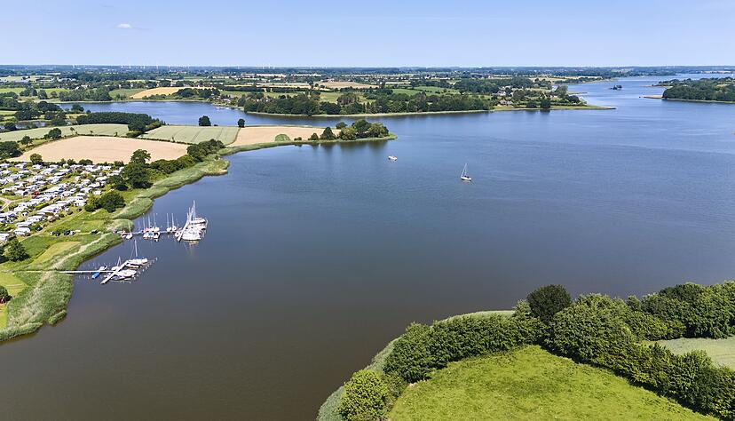 Blick auf die Schlei: Sie ragt als Meeresarm 42 Kilometer ins Landesinnere hinein. (Archivbild)