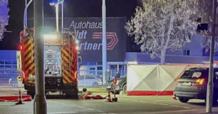 Ein Rollerfahrer ist am Samstagabend in Heilbronn unter einem Auto eingeklemmt worden.