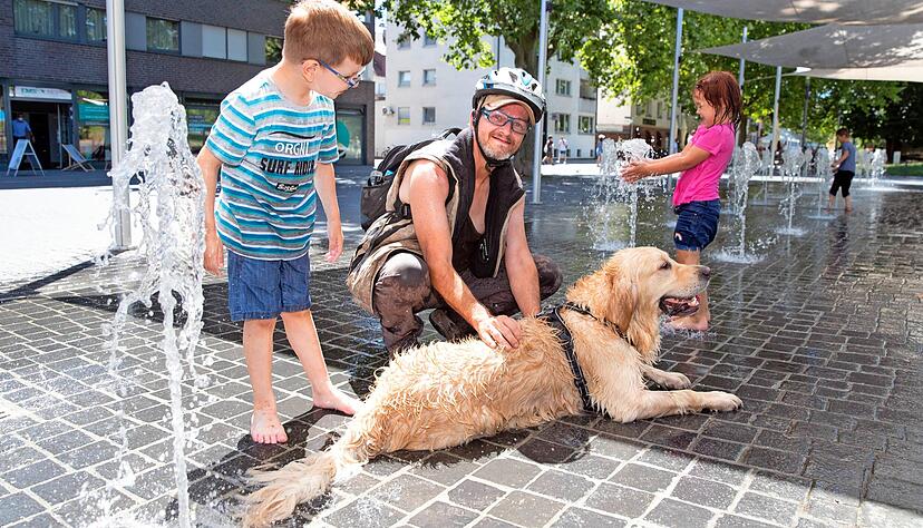 Über den kleinen Wasserspielplatz beim Soleo-Hallenbad freuen sich nicht nur die Menschen. Über den kleinen Wasserspielplatz beim Soleo-Hallenbad freuen sich nicht nur die Menschen.