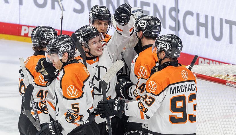 Grizzlys Wolfsburg geht in der Playoff-Serie gegen Schwenningen in Führung. Grizzlys Wolfsburg geht in der Playoff-Serie gegen Schwenningen in Führung.