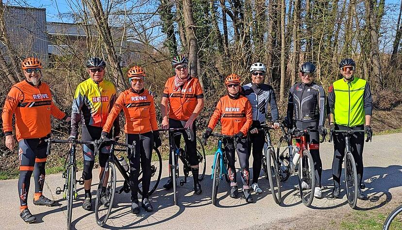 Sportsfreunde, wie der Radsportverein RSV Germania Sulzfeld, treten bereits wieder mit voller Kraft in die Pedale. Der Sulzfelder Verein hat vier Sparten: E-Biker, Mountainbiker, Rennradfahrer und Enduro-Spezialisten.
Foto: privat