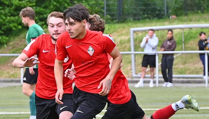 Nicht einzufangen von den Mannschaftskameraden um Anton Mildenberger (links): Alperen Güler ist auf dem Weg zum Jubel nach seinem 2:0-Siegtreffer gegen Eschelbronn, der die vorzeitige Meisterschaft in der A-Klasse bedeutete.
Foto: Klaus Krüger