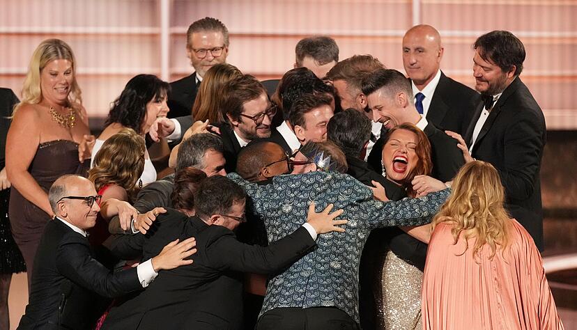 Gewonnen! Stephen Colbert und sein Team von &laquo;The Late Show with Stephen Colbert&raquo; im Siegestaumel.