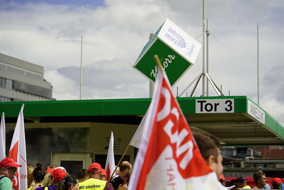 Knorr-Mitarbeiter haben sich am Montag zum Warnstreik versammelt. Knorr-Mitarbeiter haben sich am Montag zum Warnstreik versammelt.