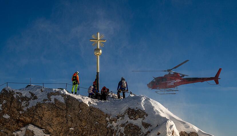 Ein Helikopter hat das frische vergoldete Kreuz zurückgebracht. Ein Helikopter hat das frische vergoldete Kreuz zurückgebracht.