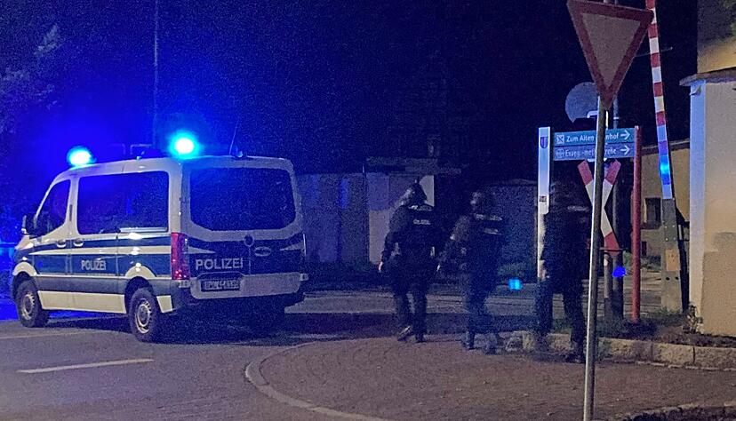 Schwer bewaffnete Polizisten suchen in der Tatnacht nach Spuren. Ein damals 16-Jähriger soll mit einer Schusswaffe zwei Brüder verletzt haben.
Foto: Archiv/Kümmerle Schwer bewaffnete Polizisten suchen in der Tatnacht nach Spuren. Ein damals 16-Jähriger soll mit einer Schusswaffe zwei Brüder verletzt haben.
Foto: Archiv/Kümmerle
