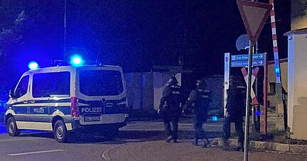 Schwer bewaffnete Polizisten suchen in der Tatnacht nach Spuren. Ein damals 16-Jähriger soll mit einer Schusswaffe zwei Brüder verletzt haben.
Foto: Archiv/Kümmerle Schwer bewaffnete Polizisten suchen in der Tatnacht nach Spuren. Ein damals 16-Jähriger soll mit einer Schusswaffe zwei Brüder verletzt haben.
Foto: Archiv/Kümmerle