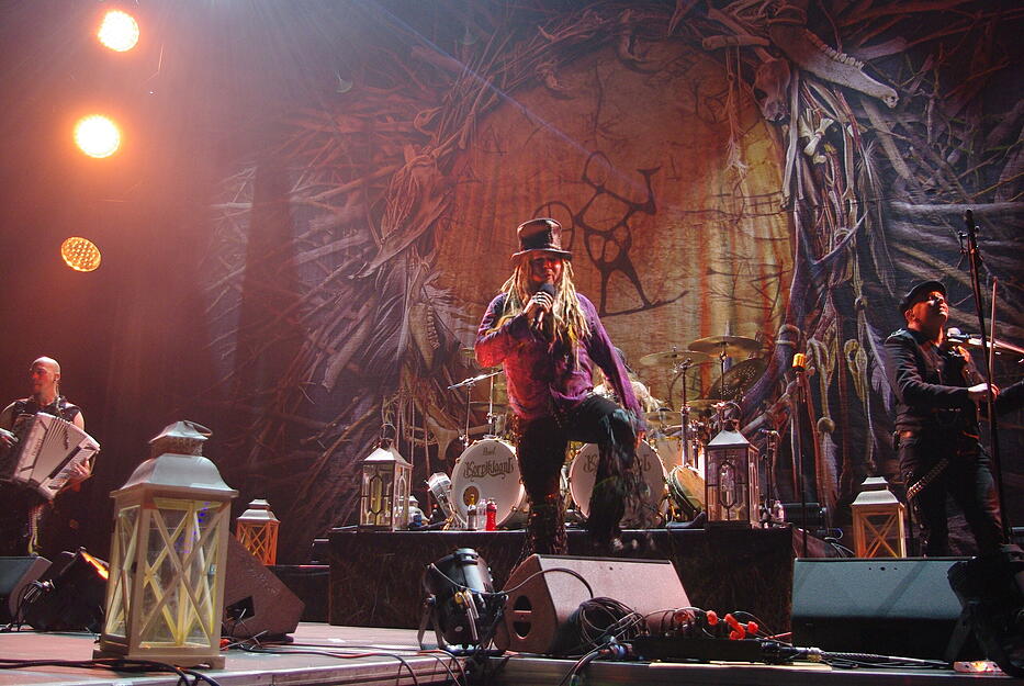 Vor dem Konzert von In Extremo in der Stuttgarter Porsche-Arena heizte die Vorgruppe Korpiklaani dem Publikum ein.